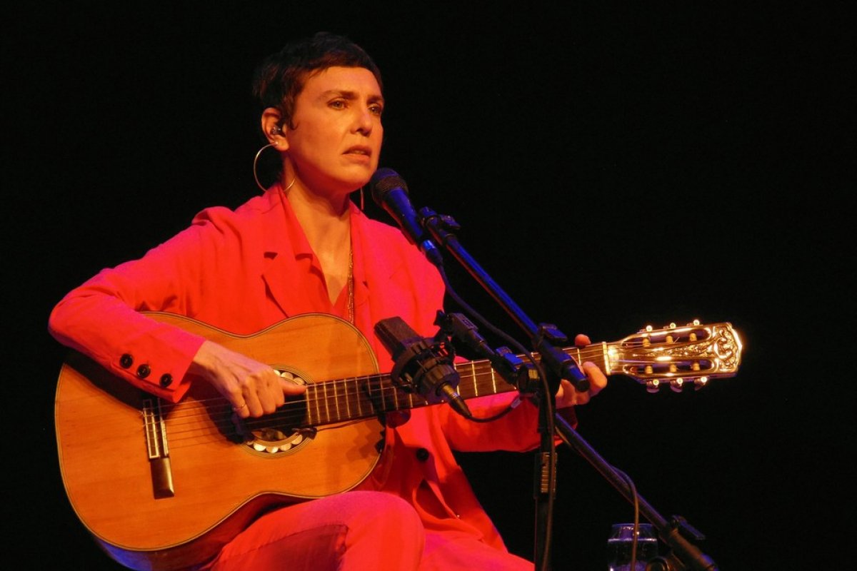 Adriana Calcanhotto apresenta show ‘Voz e Violão’ no Teatro Castro Alves, em Salvador