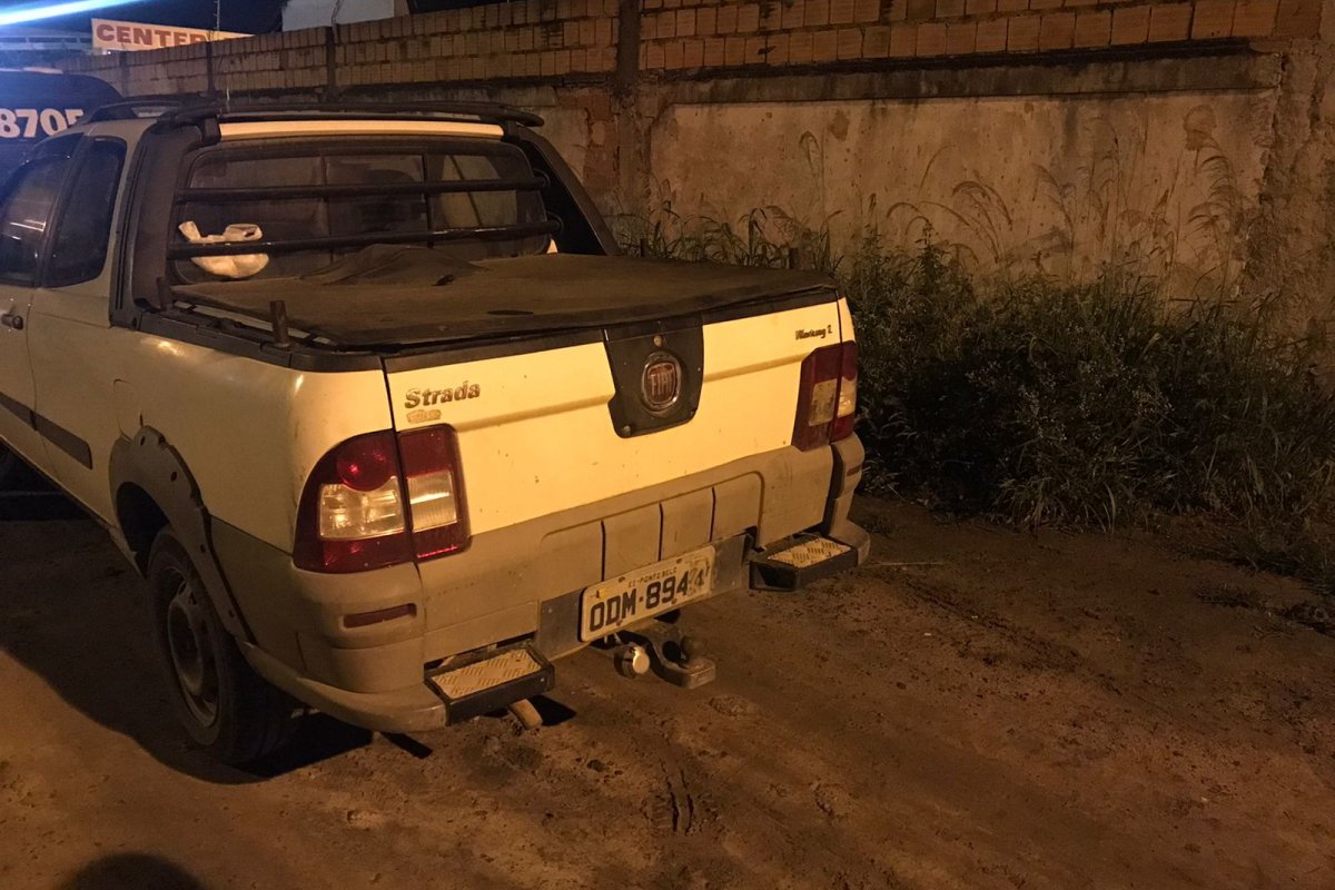 Polícia apreende motores e veículo roubados em desmanche de veículos, em Teixeira de Freitas