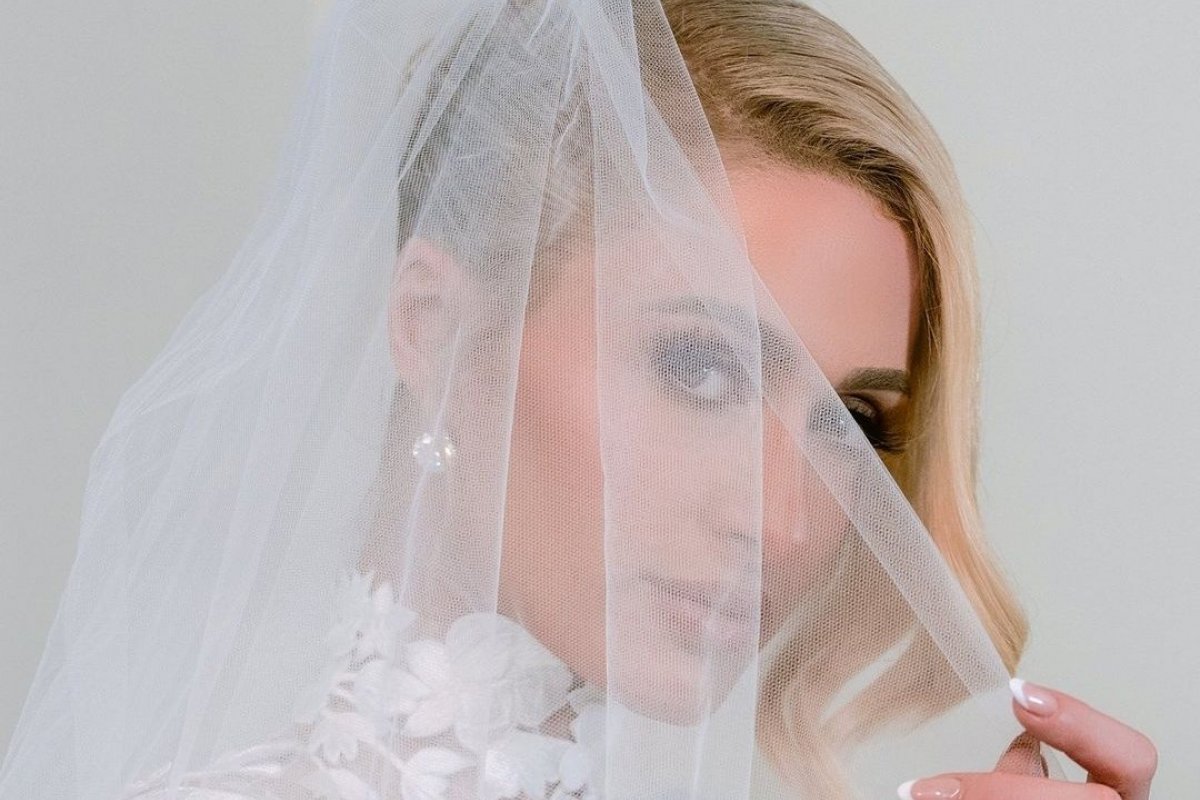 Com um vestido assinado por Oscar de la Renta, Paris Hilton se casa com o empresário Carter Reum