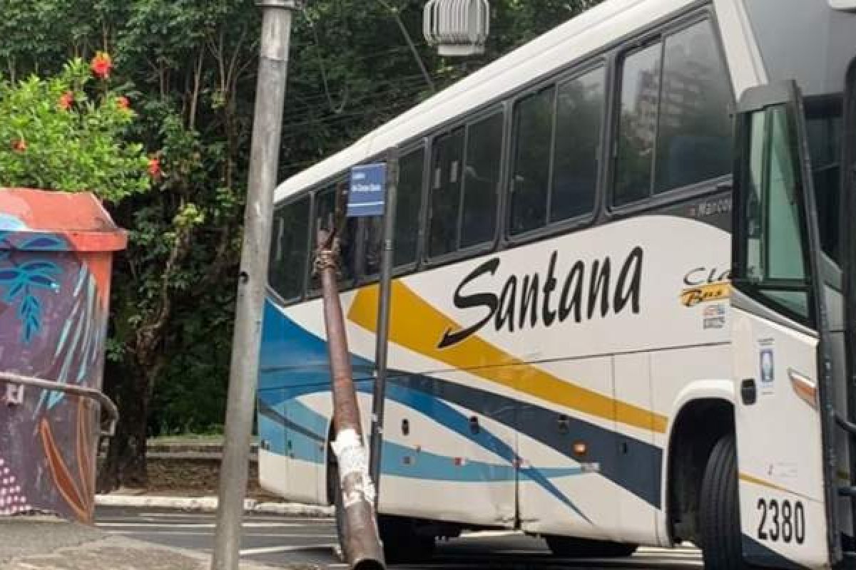 Ônibus rodoviário derruba poste de energia neste domingo (14) próximo a hospital na Federação 
