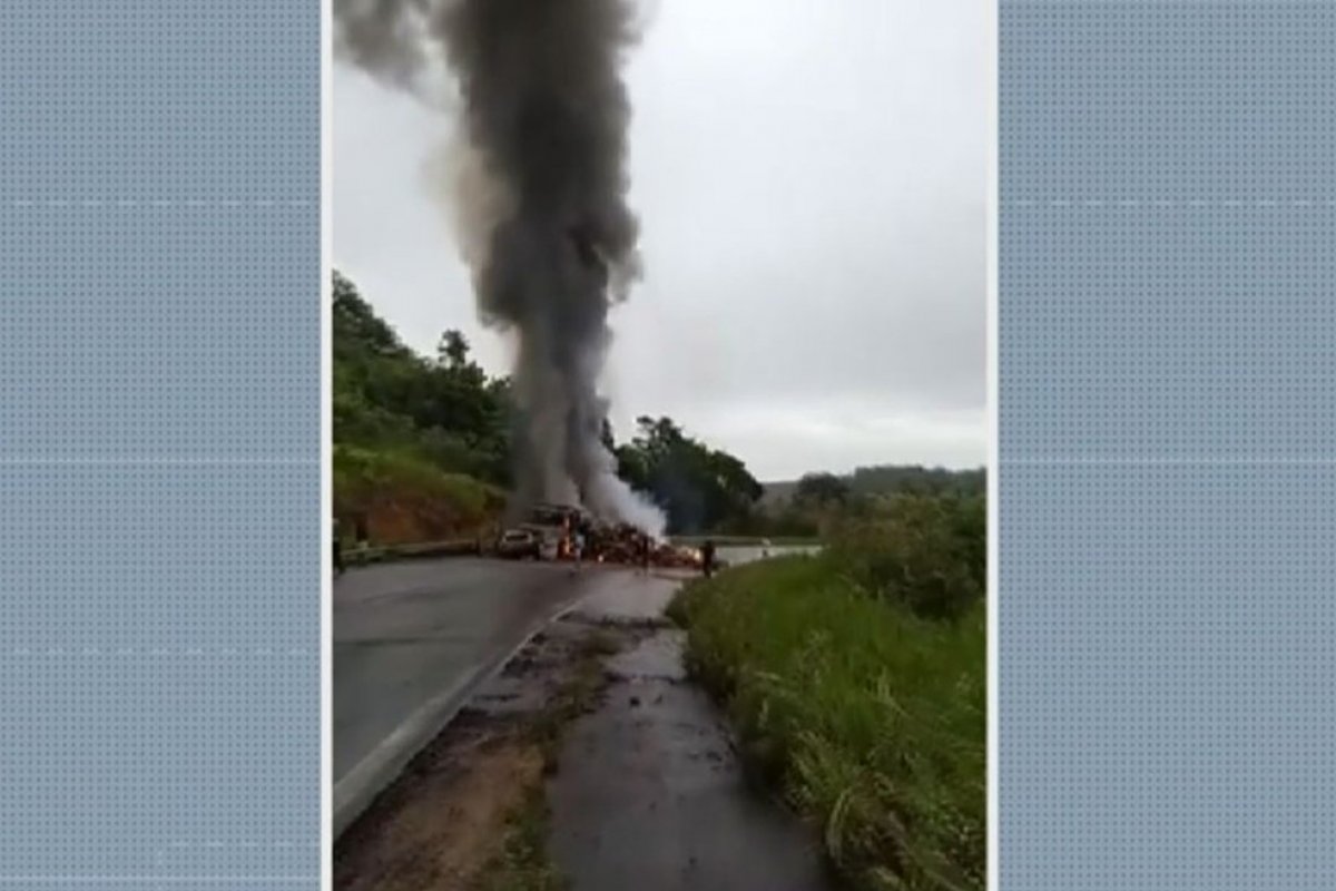 Após batida, carro e caminhão pegam fogo na BR-101 em Itamaraju, extremo sul da Bahia