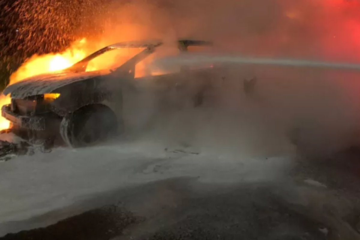 Homem ateia fogo no próprio carro e sai andando pelado em Brasilia 