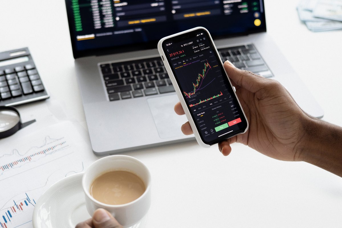 César Karam, investidor e empresário, relembra sua jornada no mundo dos negócios e dá dicas para guiar novos investidores pelos melhores caminhos