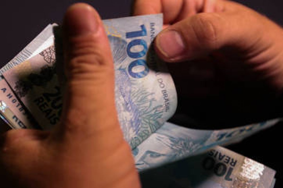 Salário mínimo pode aumentar para R$ 1.210,44 no próximo ano
