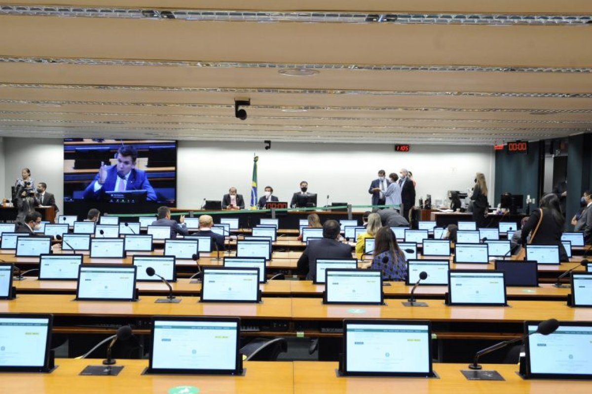 CCJ aprova prorrogação da desoneração da folha de pagamento