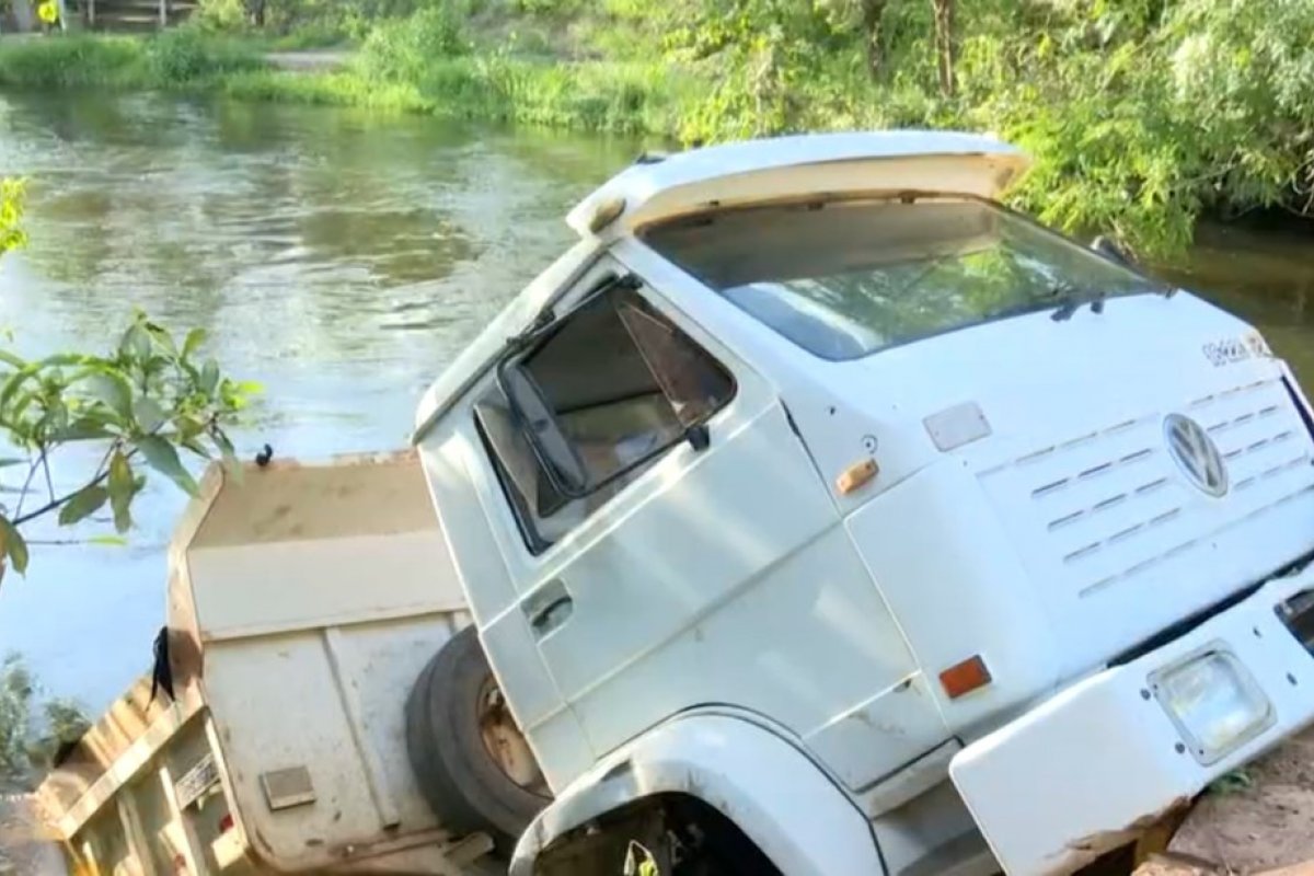 Caminhão fica pendurado em uma ponte no município de Barreiras, oeste da Bahia 
