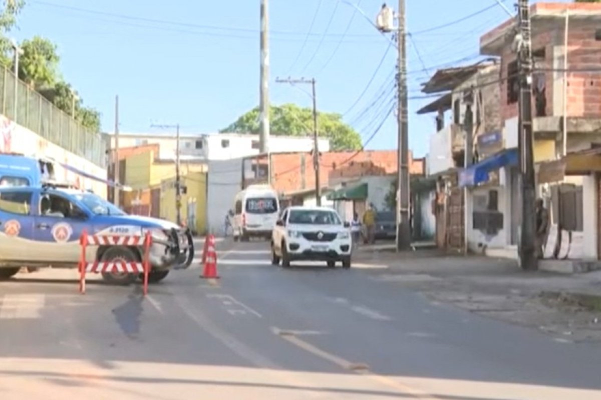 Homem é preso durante operação policial no bairro de Valéria, em Salvador