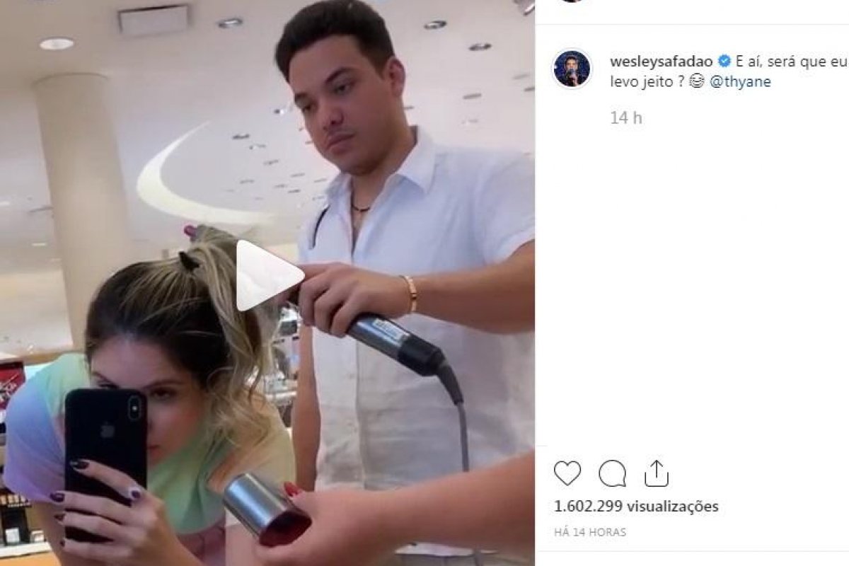 Wesley Safadão faz babyliss no cabelo da esposa 
