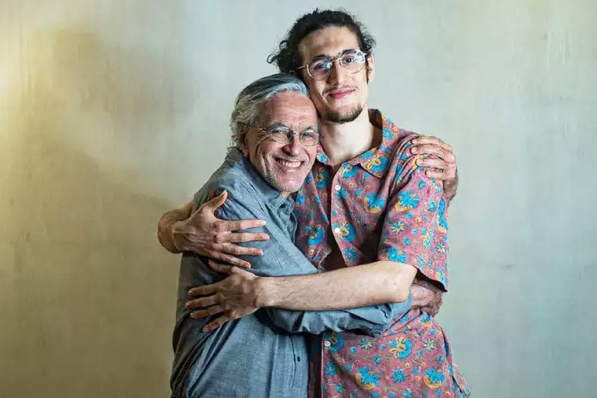 Premiação de Caetano e Tom Veloso no Grammy Latino é a primeira do Brasil na categoria 'gravação do ano' 