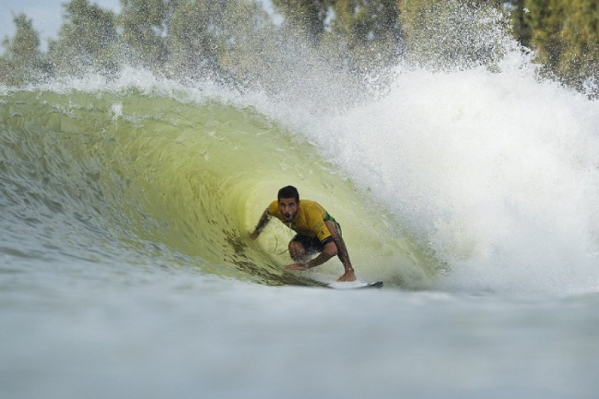 Filipe Toledo abandona prova, mas segue vivo na disputa do título do Mundial de Surfe