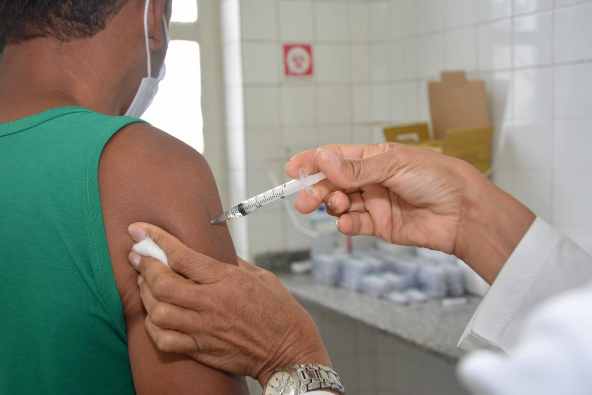 Salvador aplica a 1ª, 2ª e 3ª doses da vacina contra a Covid-19 nesta segunda-feira (22)