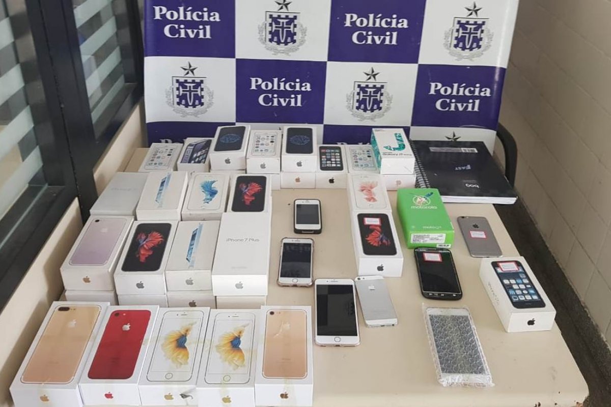 Três homens são presos suspeitos de comercializar smartphones roubados