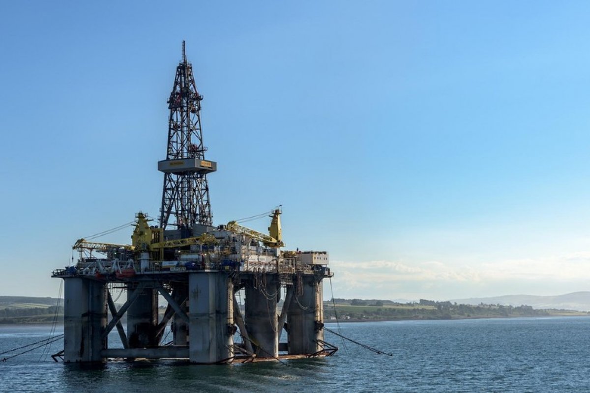 EUA liberam 50 milhões de barris de petróleo para conter alta da gasolina