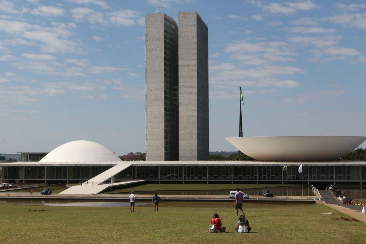 Congresso amplia em quase 140% a previsão de emendas para 2022