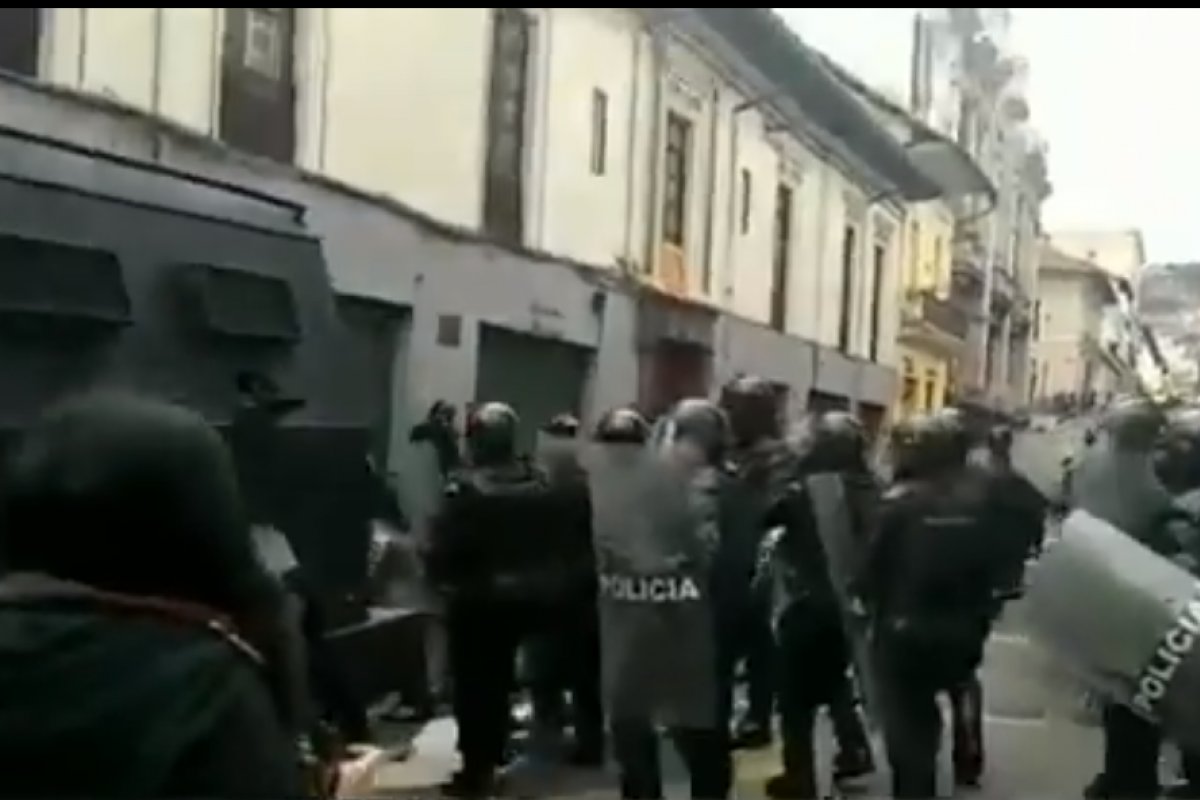 Jornalistas são atacados por policiais durante manifestações no Equador