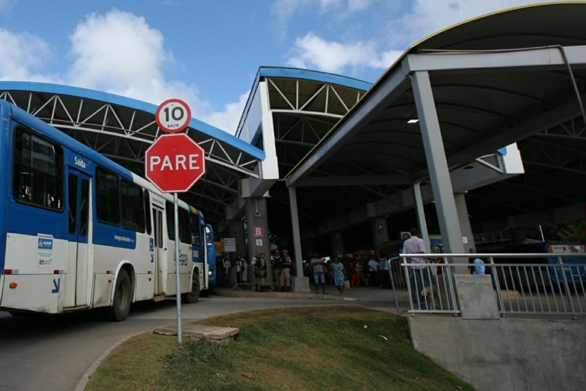 Rodoviários realizam assembleia na Estação Mussurunga, em Salvador