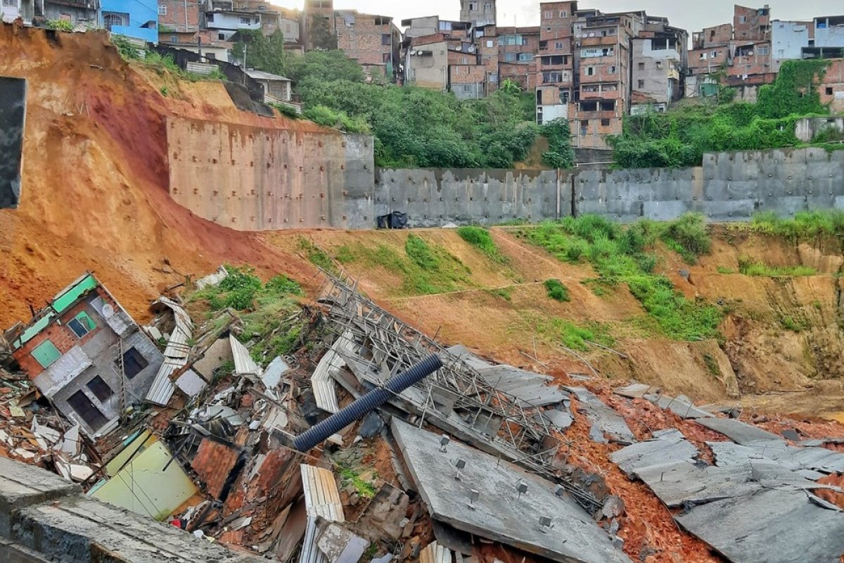 Cinco imóveis desabam no bairro da Fazenda Grande do Retiro 