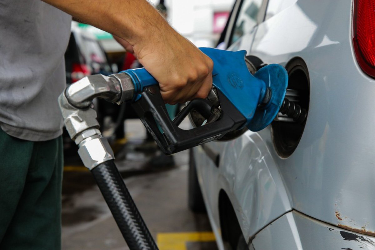 Gasolina faz transportes puxarem alta da prévia da inflação de novembro, na RM Salvador