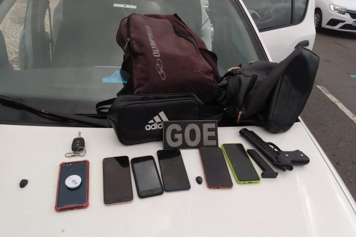 Após assaltos a passageiros em pontos de ônibus, quadrilha é presa em flagrante na orla de Salvador