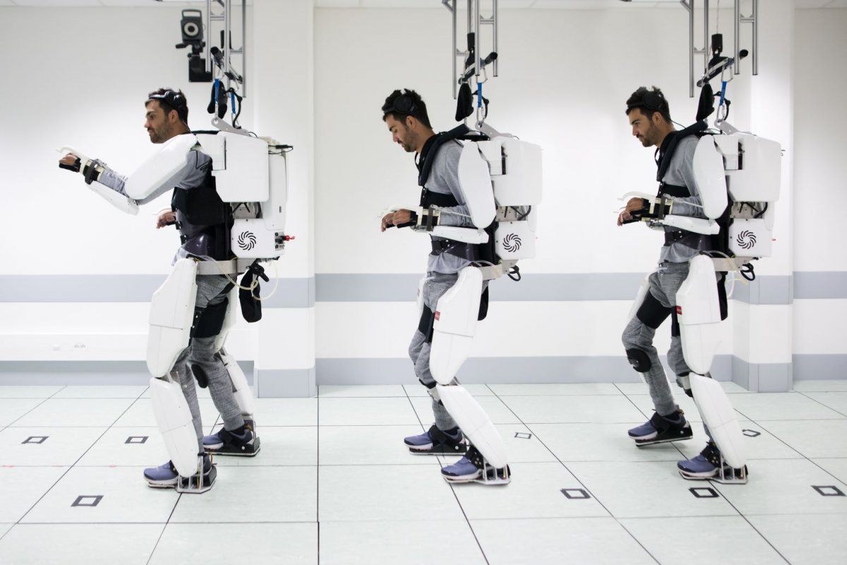 Tetraplégico volta a andar por meio de dispositivo robótico controlado por sinais cerebrais 