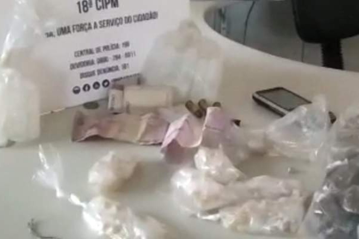 Homem suspeito de tráfico de drogas é preso com estoque de drogas no subúrbio de Salvador  