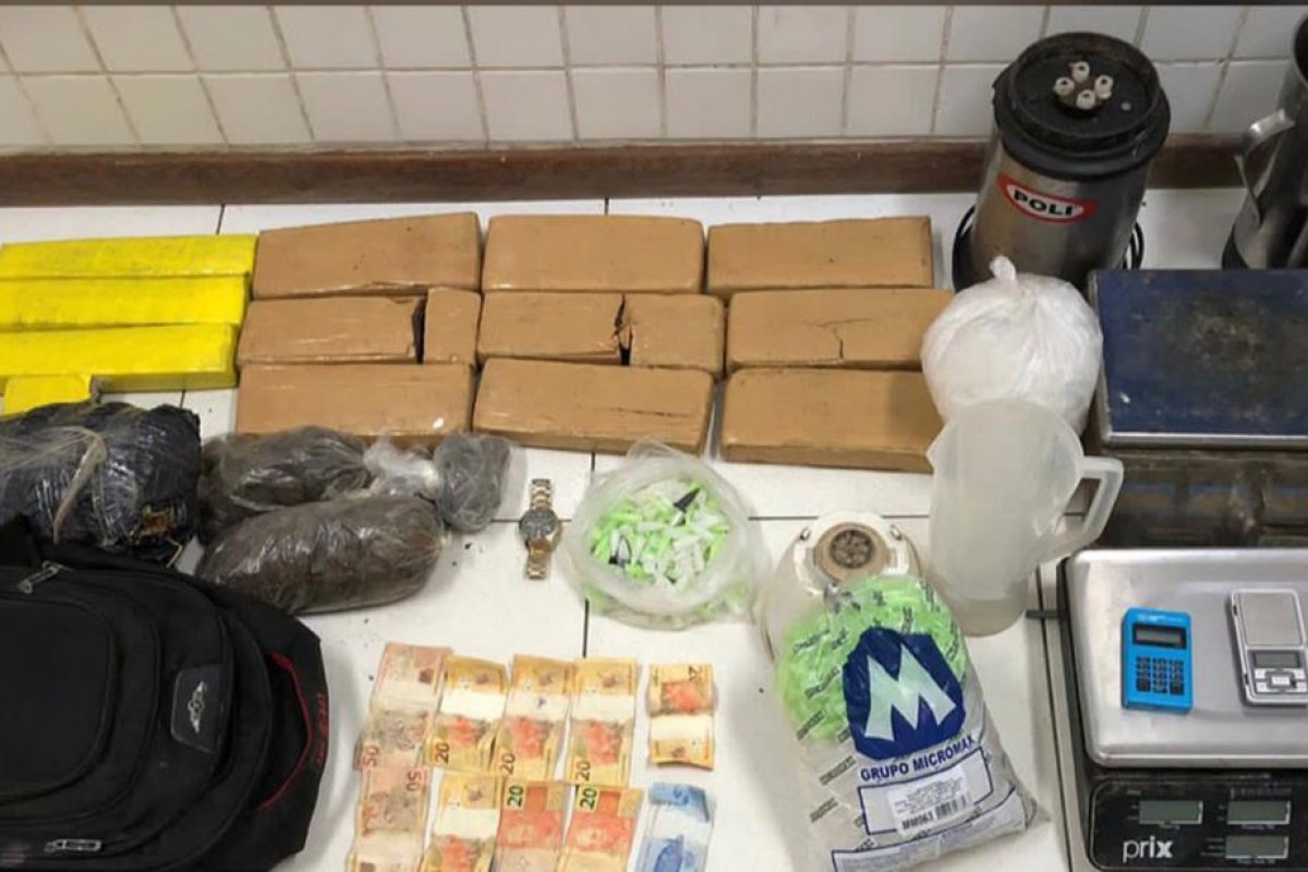 Polícia apreende 17 kg de drogas em ação no bairro do Arenoso, em Salvador
