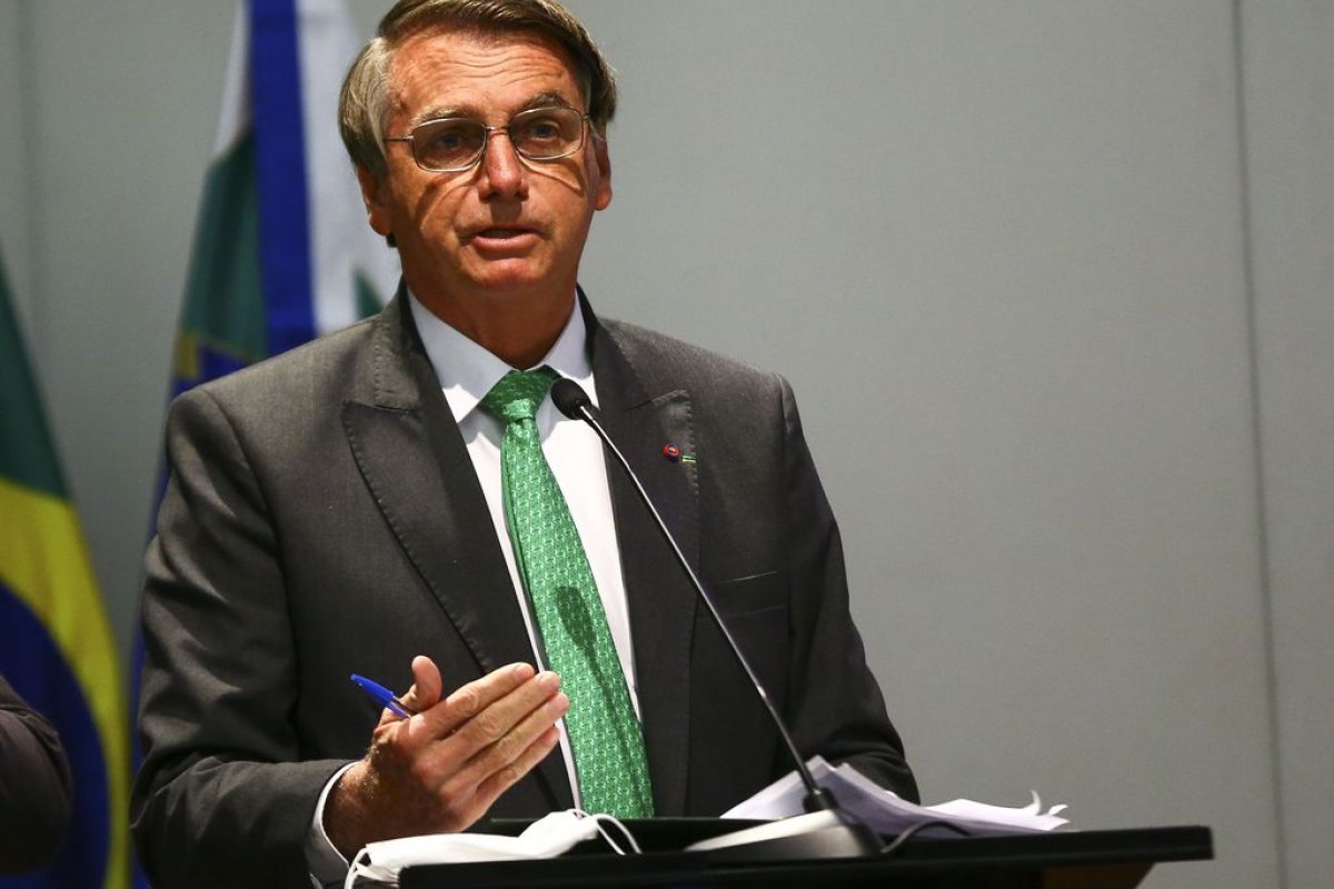 Bolsonaro afirma que irá 'tomar medidas racionais' contra nova variante do coronavírus 
