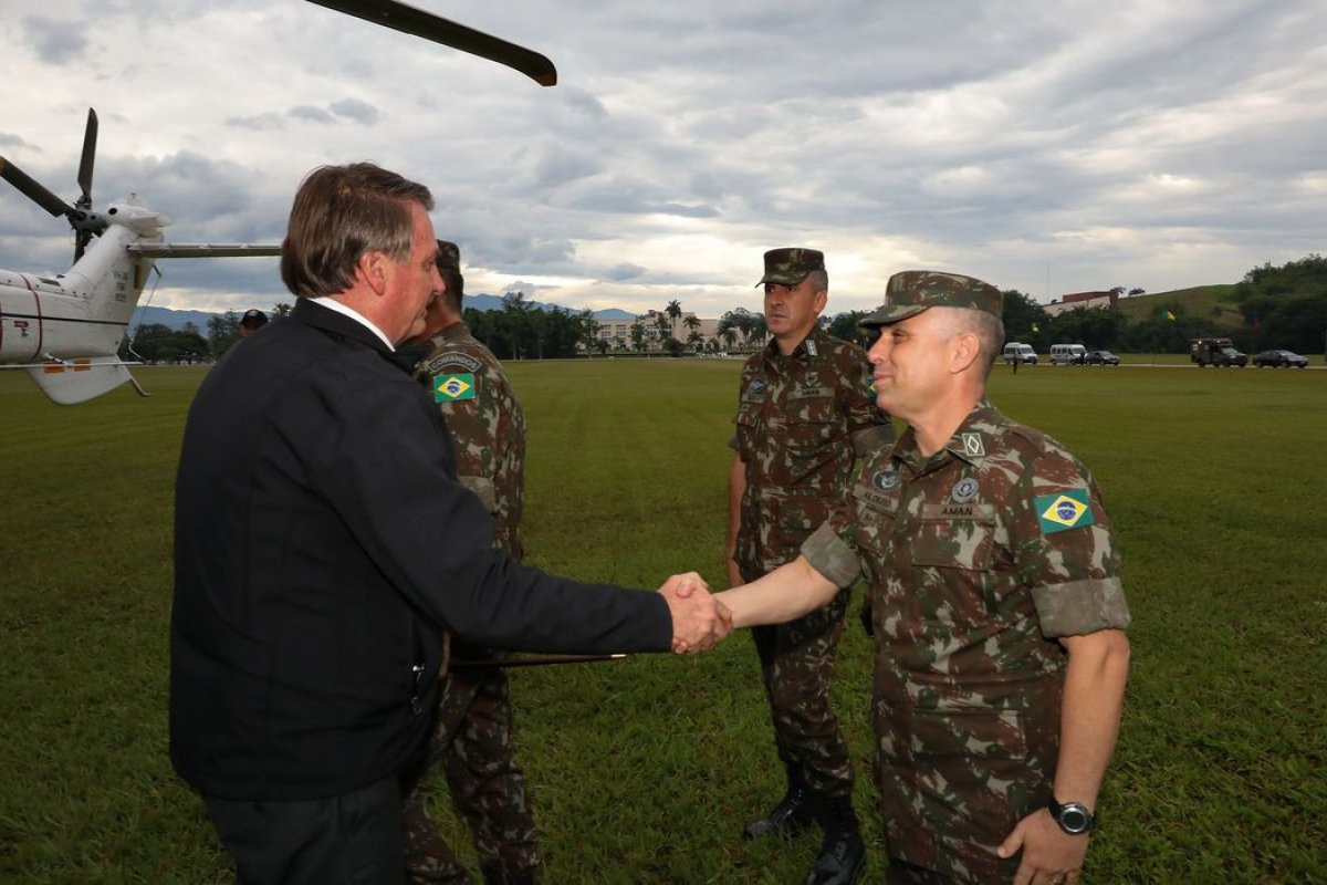 Bolsonaro participa da formatura de cadetes do Exército 