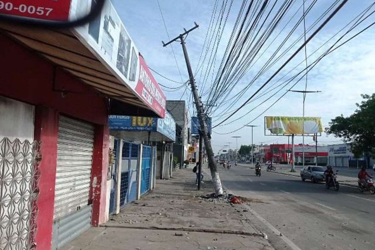 Após batida de carro em poste, avenida fica sem energia elétrica em Feira de Santana