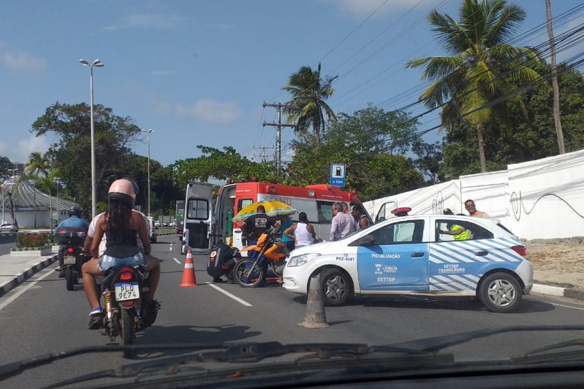 Acidente com moto deixa uma pessoa ferida na Estrada do Coco 