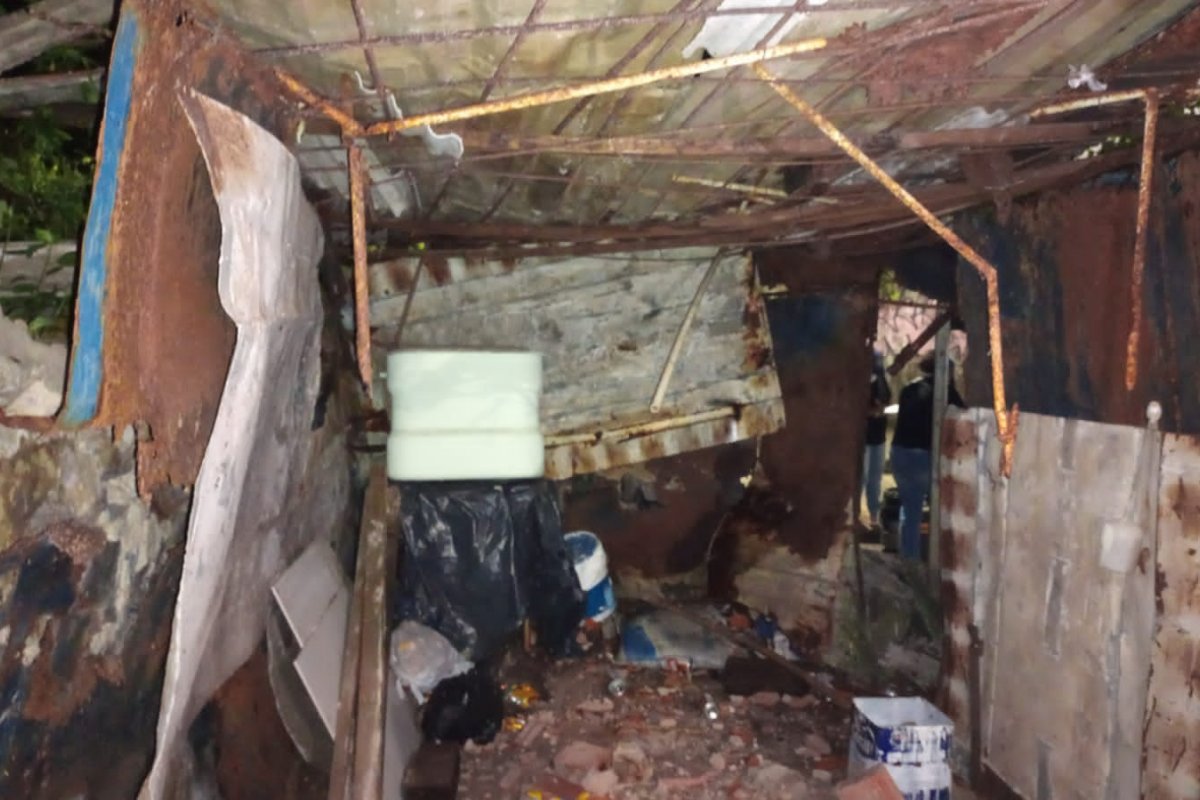 Barracas de chapa abandonadas em Salvador são retiradas das ruas pela Semop
