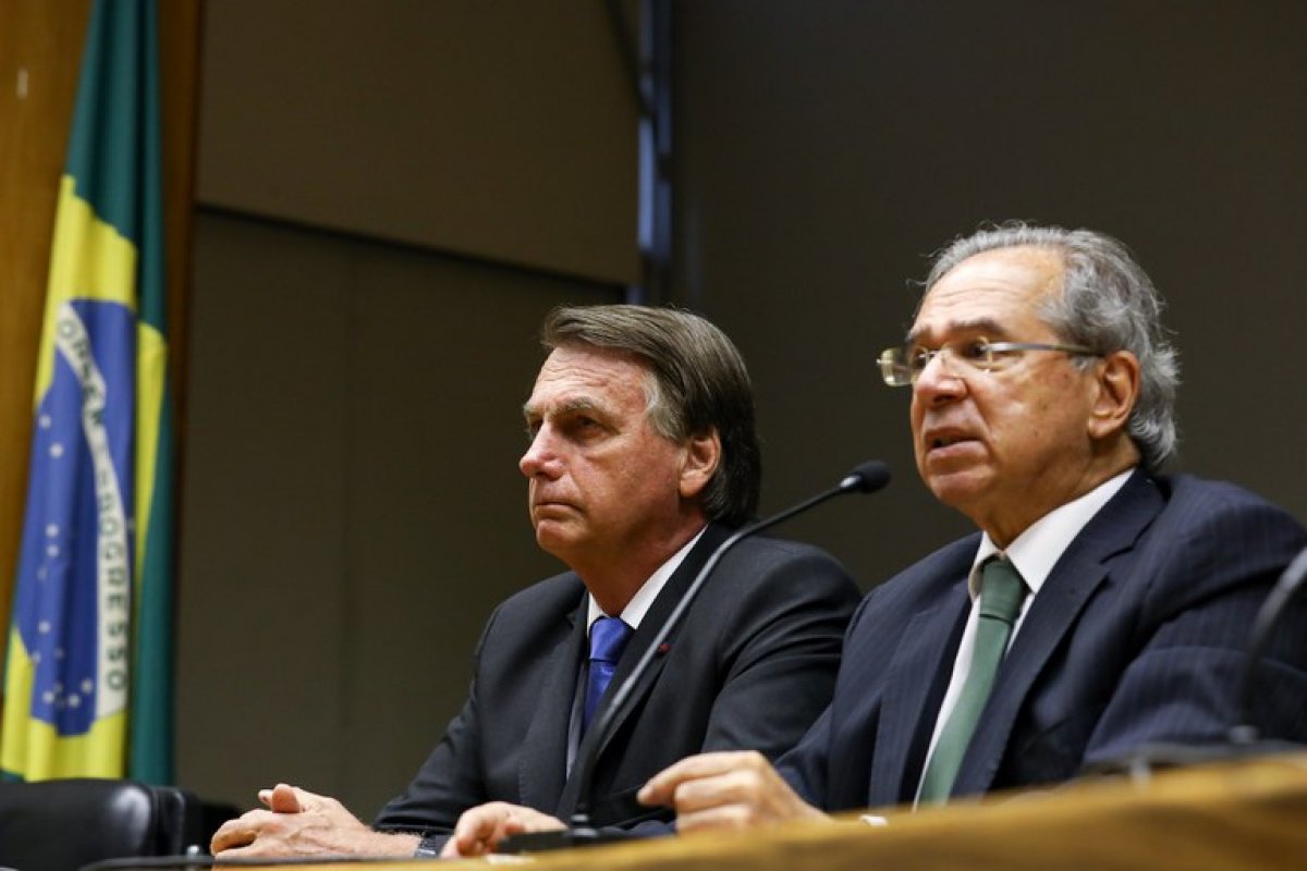 Bolsonaro e Guedes afirmam que adotar ônibus elétricos pode baratear transporte público