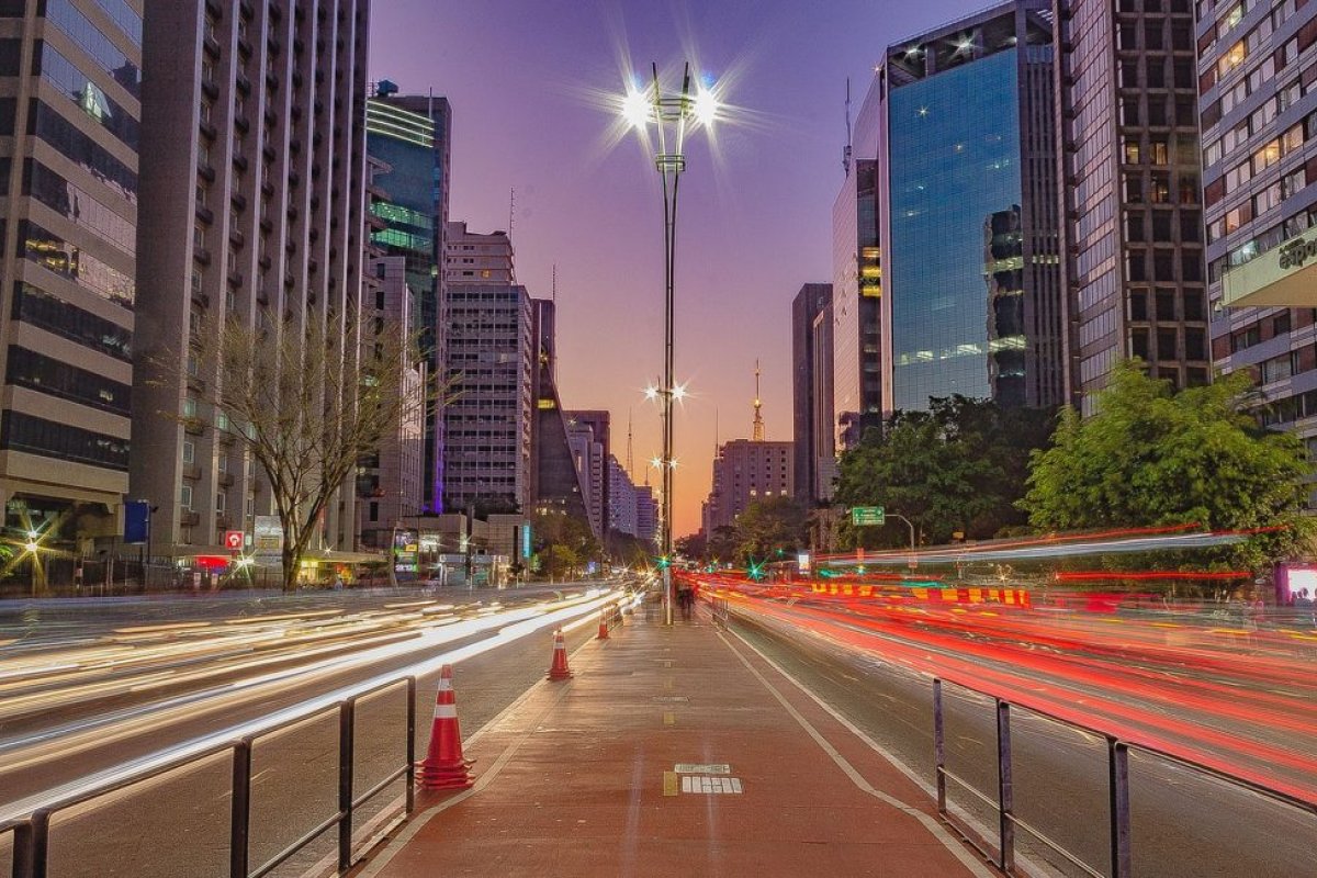 Avenida Paulista celebra 130 anos com desfile de carros antigos! 