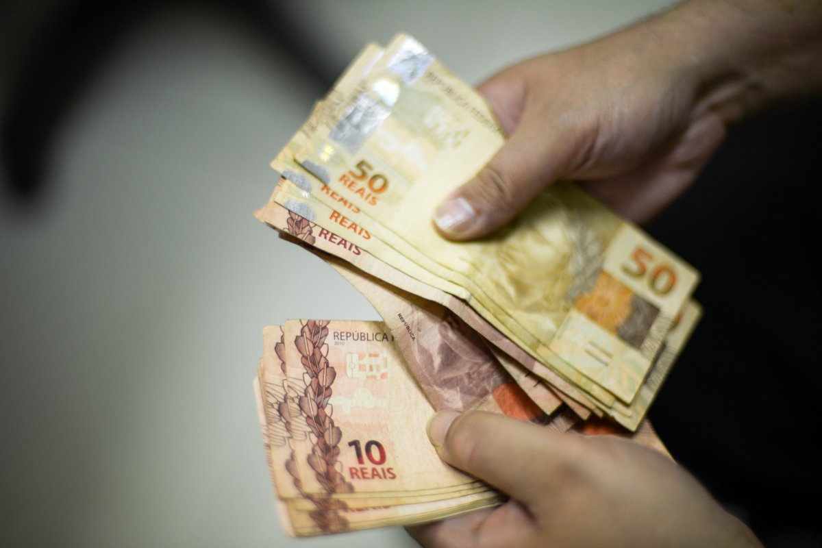Gasto médio mensal das famílias na área urbana registra aumento de 7,2%, segundo IBGE