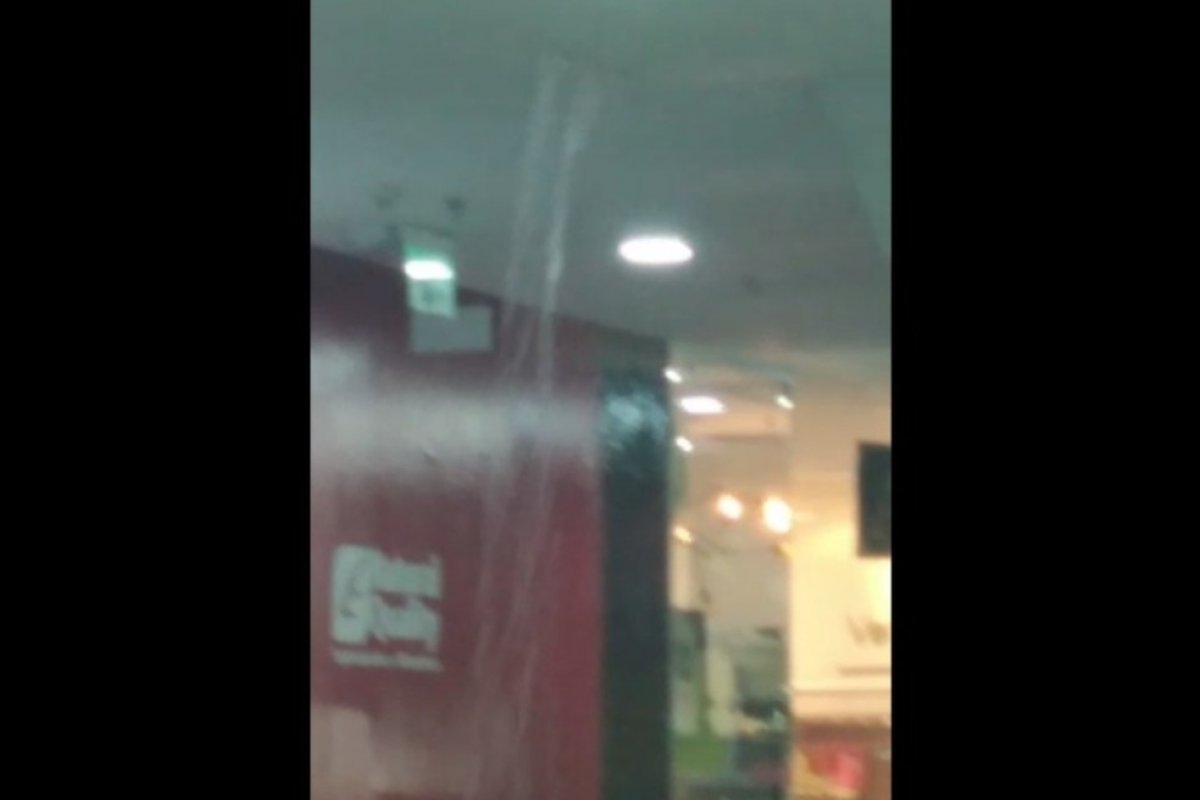 Água invade shoppings de Salvador durante fortes chuvas