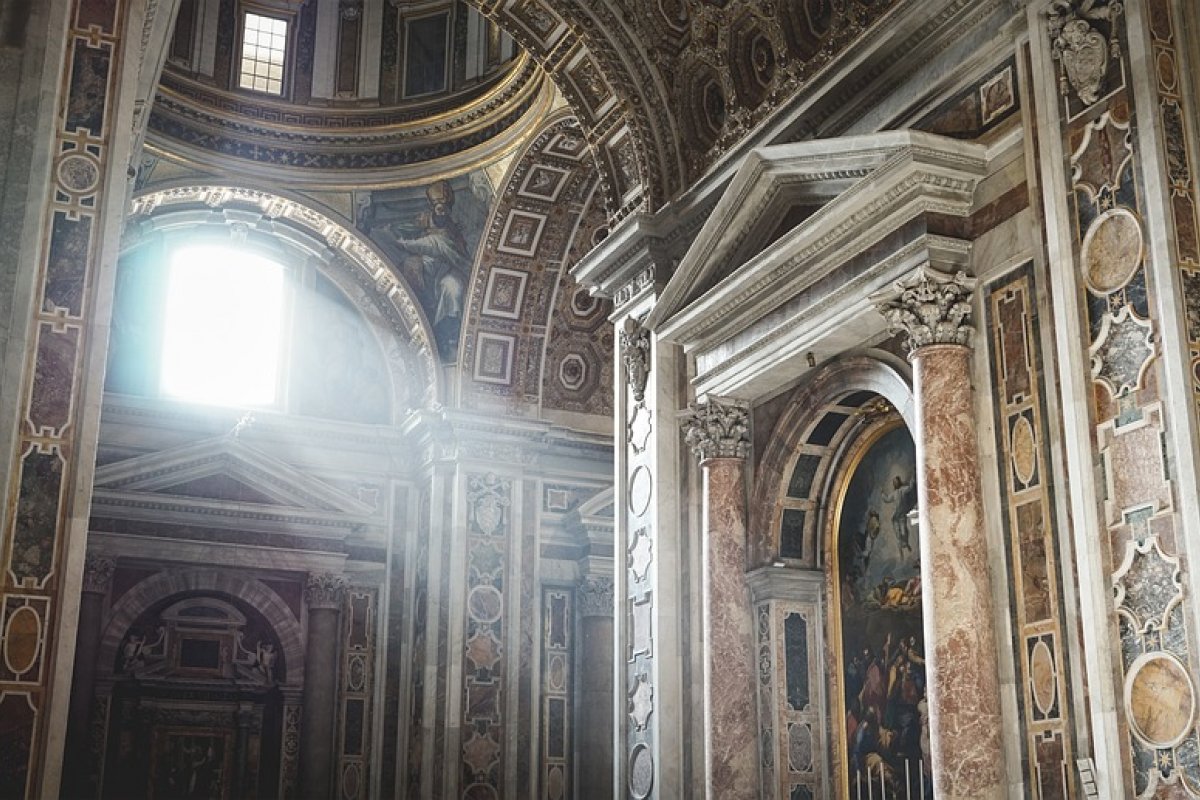 Pedaços do teto de basílica de São Pedro no Vaticano cai em meio a missa do Papa Francisco