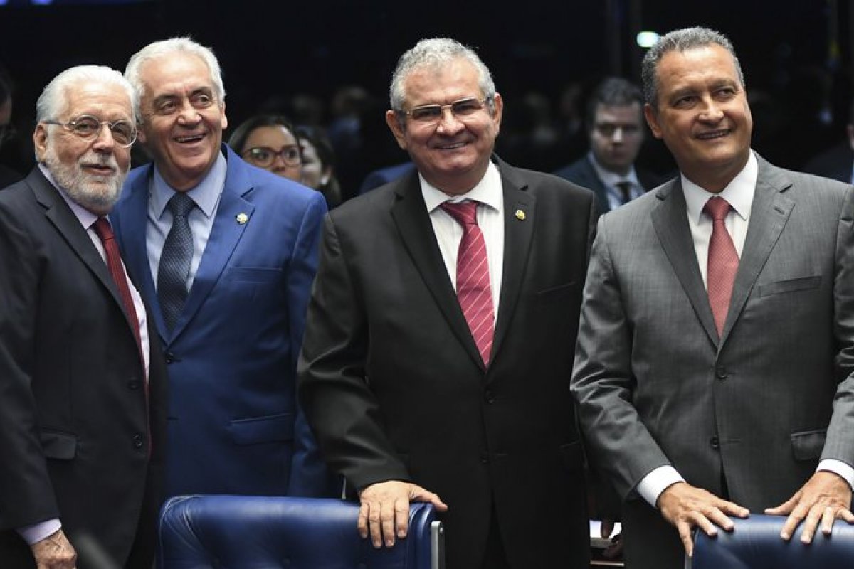 Base do governo da Bahia recebe honraria de medalha da aviação da Policial Militar
