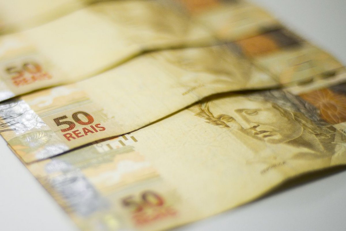 Cerca de 2,7% das famílias brasileiras concentram 20% de toda renda brasileira, aponta IBGE