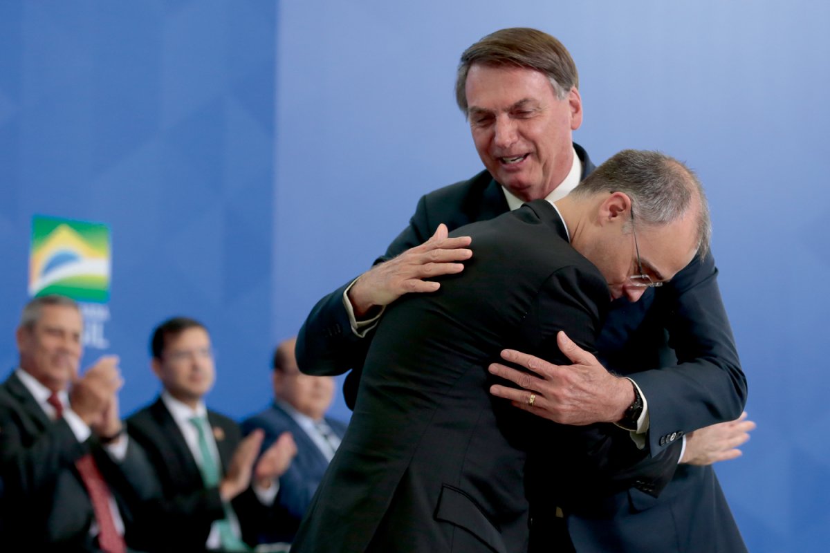 "Compromisso de levar um "terrivelmente evangélico" foi concretizado", comemora Bolsonaro sobre Mendonça no STF