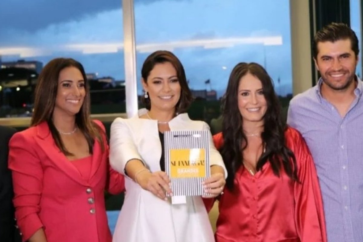 Michelle Bolsonaro participa de lançamento de livro em Brasília