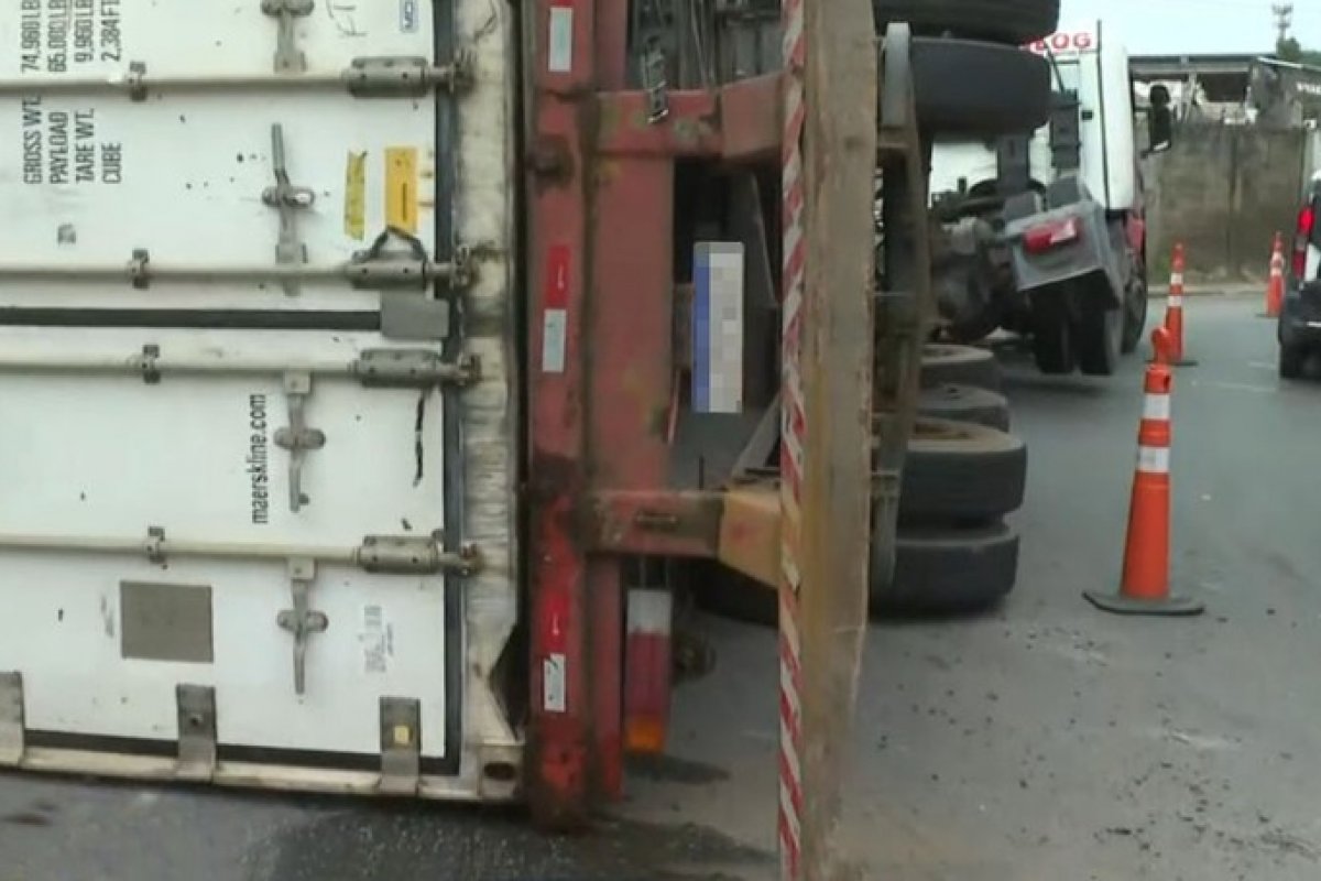 Carroceria de carreta tomba em viaduto de acesso à BR-324, em Salvador 
