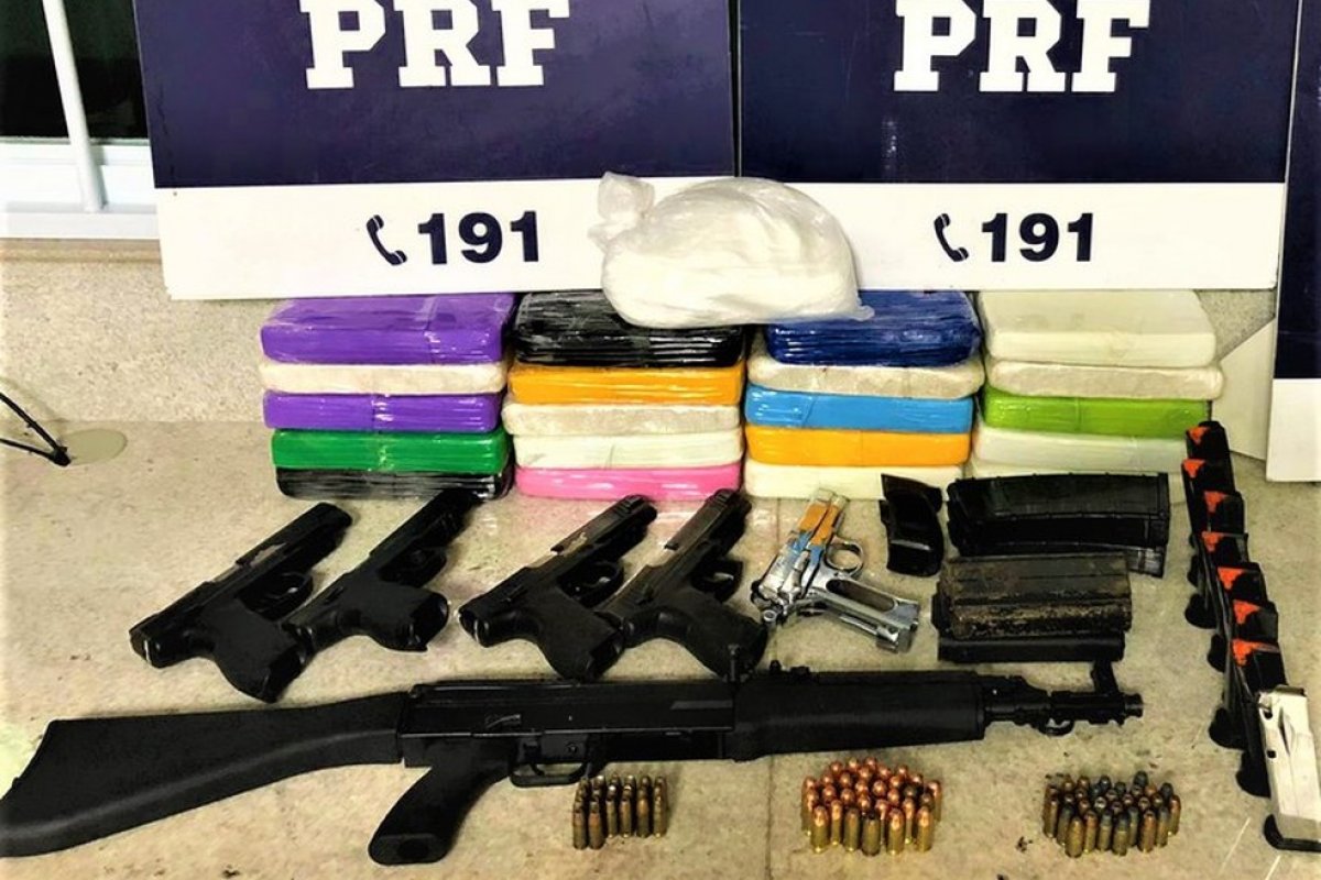 Jovem de 18 anos é presa ao transportar fuzil importado e drogas em ônibus