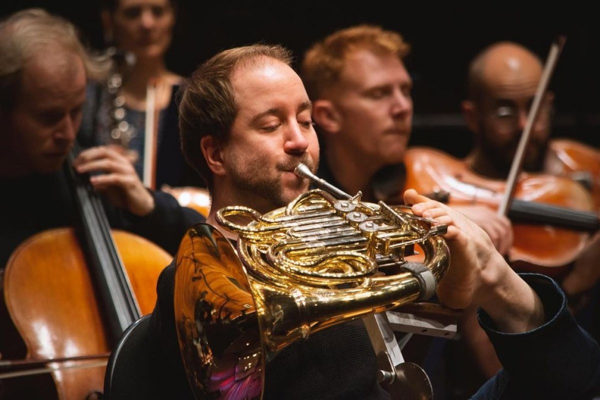 Músico alemão toca trompa com os pés em orquestra de prestígio