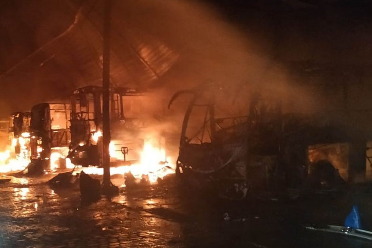 Homens encapuzados rendem vigilante e incendeiam ônibus em garagem de empresa em Jacobina 