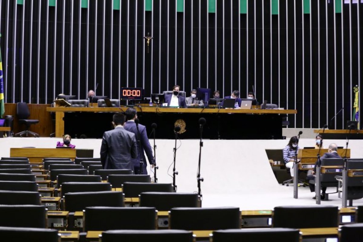 Câmara aprova projeto que anula multa por atraso na guia do FGTS