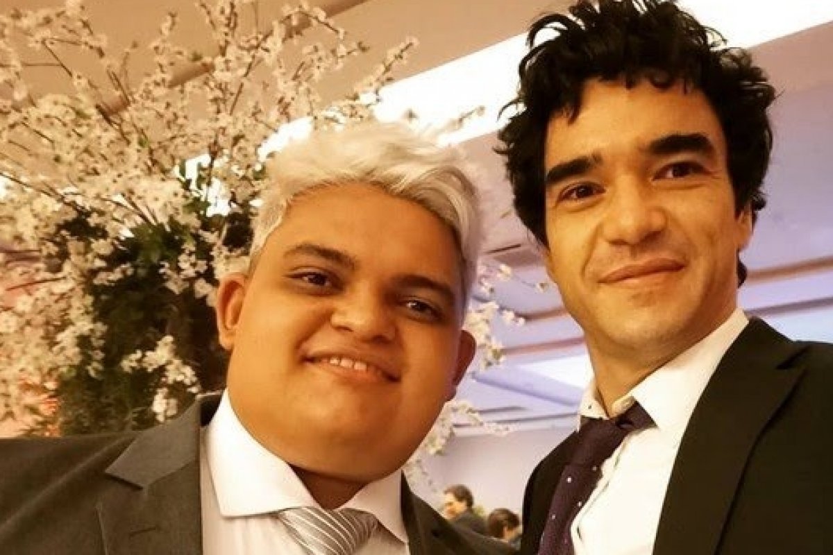 Ator Caio Blat celebra formatura do filho Antonio