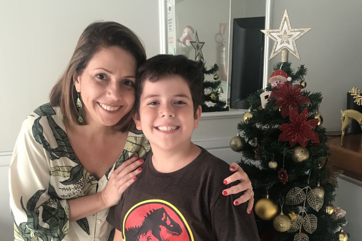 Menino de 8 anos lança livro sobre o Natal, em parceria com a mãe