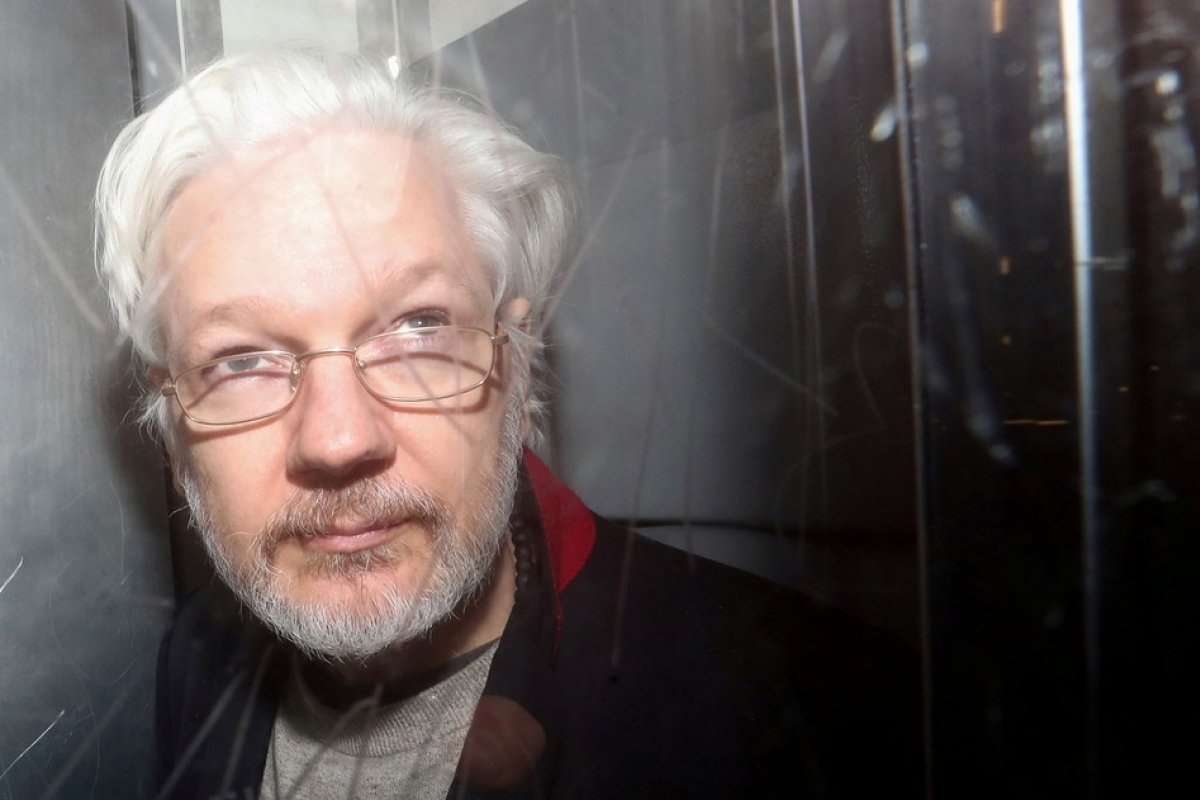 Julian Assange sofre derrame em prisão de segurança máxima na Inglaterra