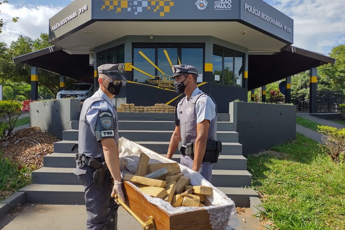 São Paulo: Polícia Rodoviária apreende droga escondida em caixão dentro de carro funerário