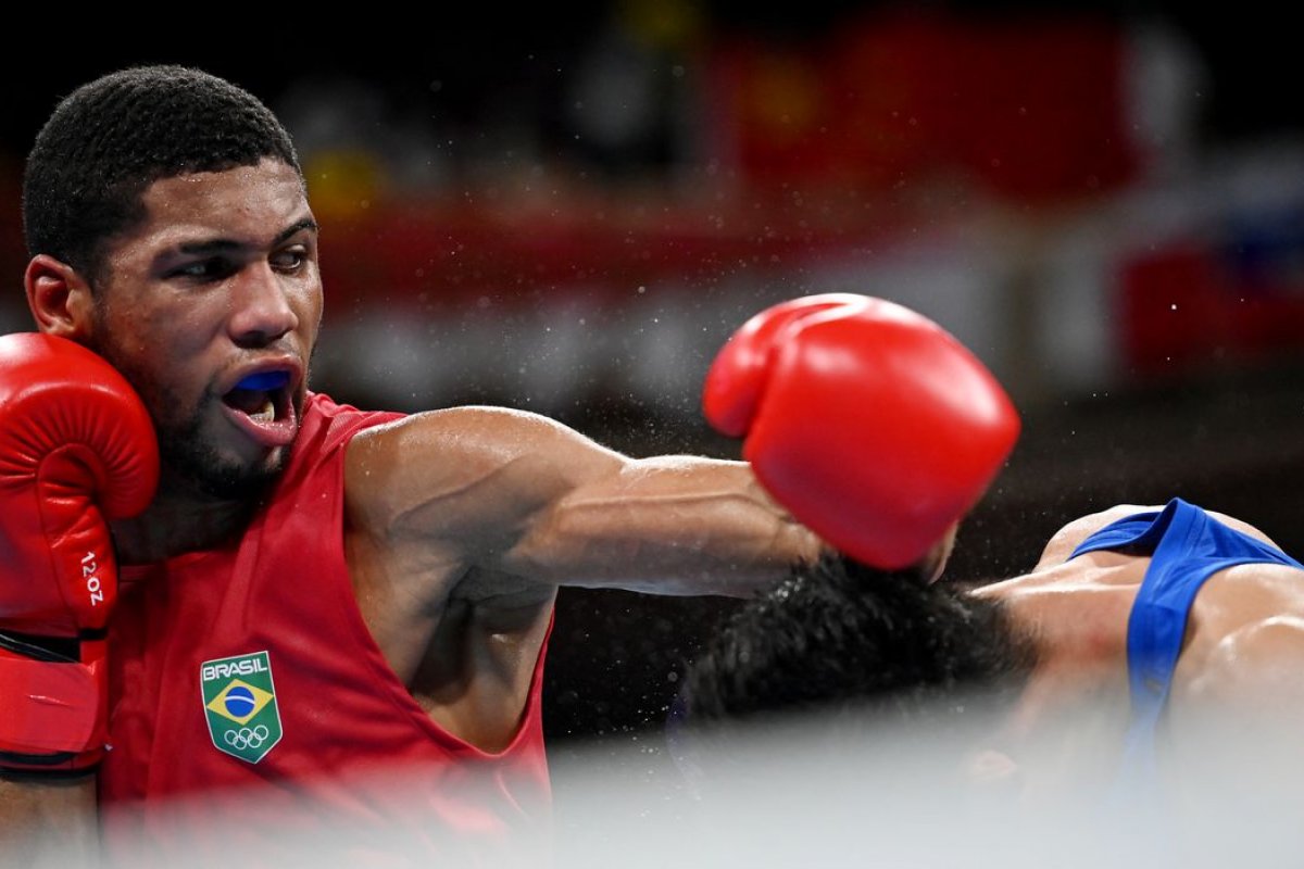 Hebert Conceição assina contrato e entra para boxe profissional